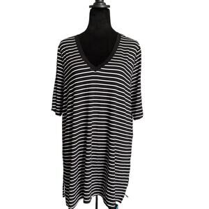 Torrid V Neck Tunic Top, size 1/1X/14-16 NWT
